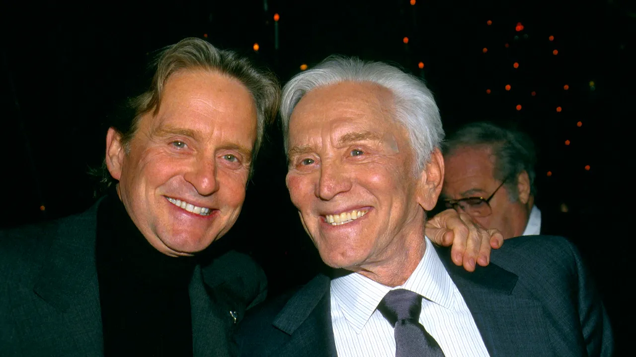 Michael Douglas nu a primit niciun ban după moartea tatălui său. Ce s-a întâmplat cu averea de 60 de milioane de dolari a legendarului actor Kirk Douglas