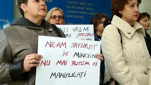 PROTESTE extinse în sănătate. Medicii din Craiova ameninţă că rup contractele de gărzi. La Iaşi, zeci de angajaţi sunt în faţa instituţiei LIVE UPDATE
