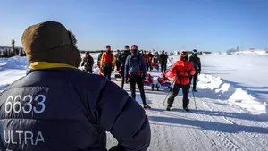 Imagini INEDITE: Bibliotecarul Avram Iancu, în fruntea celui mai dur maraton din lume, „6633 Arctic Ultra” | VIDEO