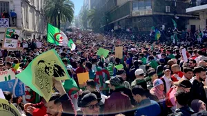 Proteste masive în Algeria. Aproximativ un milion de persoane au ieşit în stradă pentru a cere demisia preşedintelui ţării | VIDEO