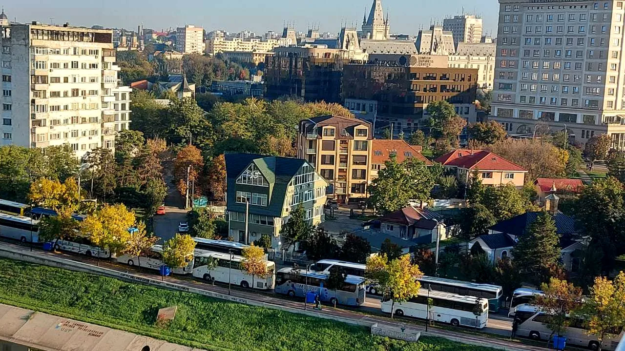 Bănci tip carte, imprimate cu poezii, într-un parc din Iaşi
