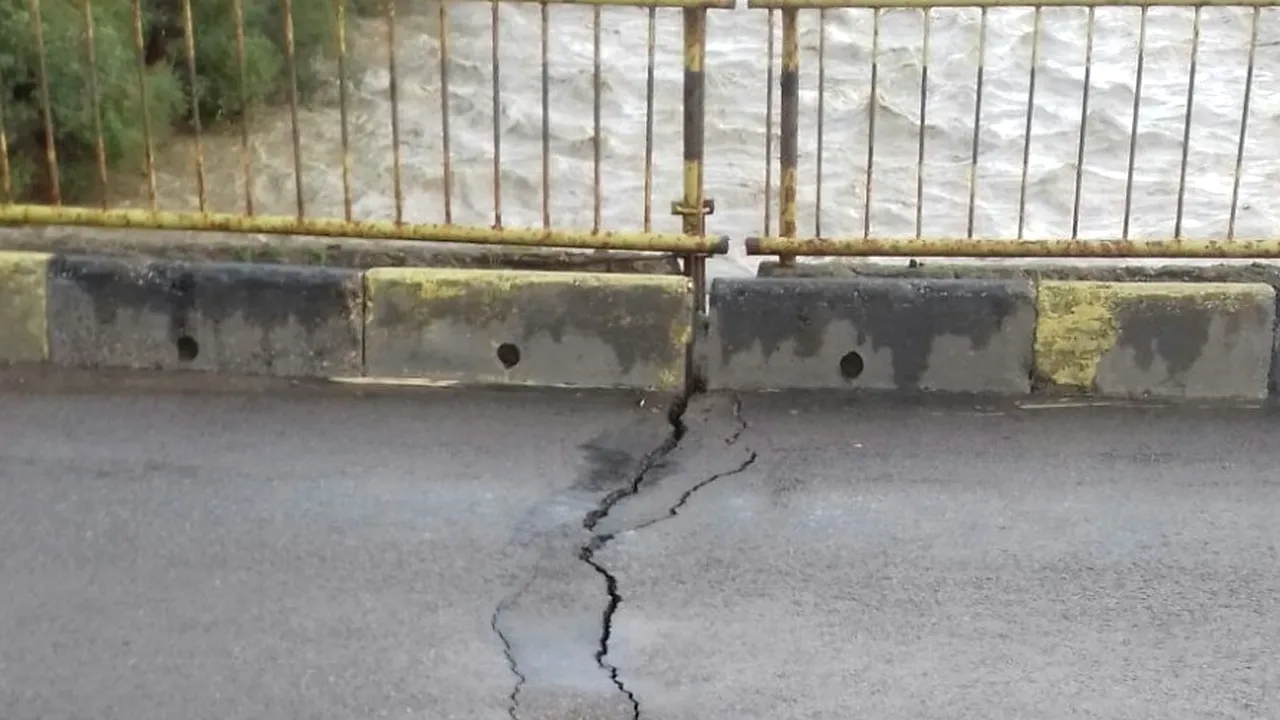 Trafic oprit pe DN 2H din Suceava din cauza fisurilor apărute în podul din Milişăuţi / Situaţia drumurilor / Circulaţia feroviară, întreruptă pe trei secţii. FOTO