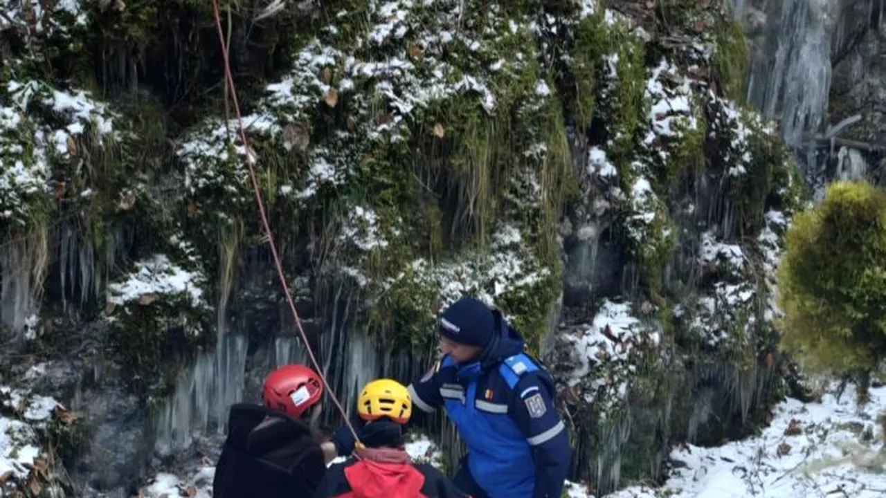 Misiune de salvare în Munții Apuseni. Doi turiști francezi au rămas blocați pe o stâncă