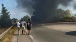 Franța: Un avion militar de antrenament a aterizat de urgență pe o șosea și a luat foc