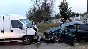 Accident GRAV: Şapte persoane rănite, printre care 4 copii, după ce un microbuz s-a ciocnit cu o maşină