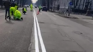 Marcaj rutier şerpuit, cu benzi inegale, pe principalul bulevard din oraşul Ploieşti | FOTO