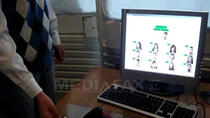 Din toamnă, accesul elevilor în şcoli s-ar putea face cu cartelă. Părinţii vor putea afla prin SMS câte absenţe au copiii