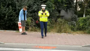 Pietoni loviţi de o maşină pe trotuar: Două persoane care aşteptau tramvaiul în staţie, victime ale accidentului