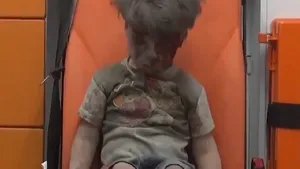 Autorul imaginilor cu Omran ar avea legături cu rebelii responsabili pentru decapitarea unui copil/ Fratele mai mare al lui Omran a decedat sâmbătă în urma rănilor suferite în timpul raidului - FOTO/VIDEO