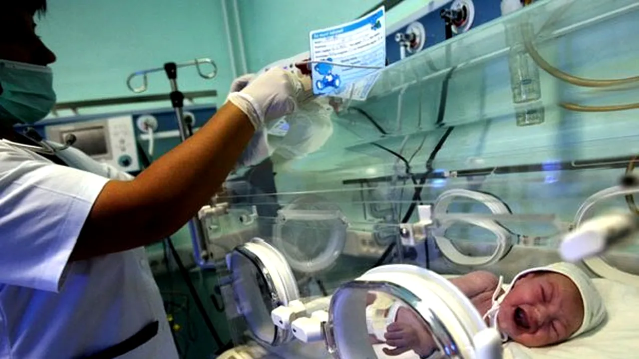 Gemeni născuţi prematur, lăsaţi 10 zile fără incubator - VIDEO