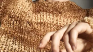 Revoluţia modei: Un start-up olandez schimbă regulile şi transformă părul uman în ţesături cu stil