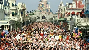Bărbatul arestat la Disneyland a spus poliţiei că avea armele deoarece se temea pentru siguranţa sa
