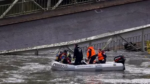 Podul prăbuşit în Franţa: Echipele de intervenţie au găsit încă o persoană decedată 