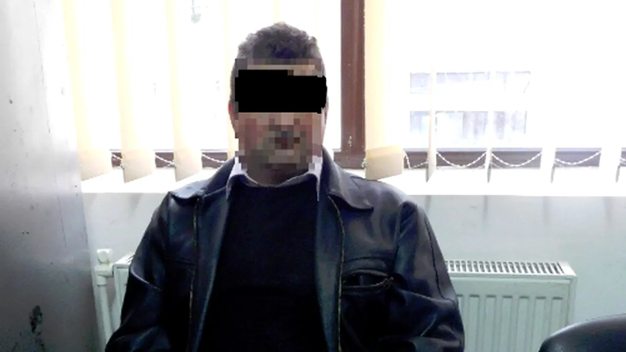 FOTO | Un bărbat a fost prins de poliţişti după ce a scris mesaje erotice şi a urmărit copii la şcoală