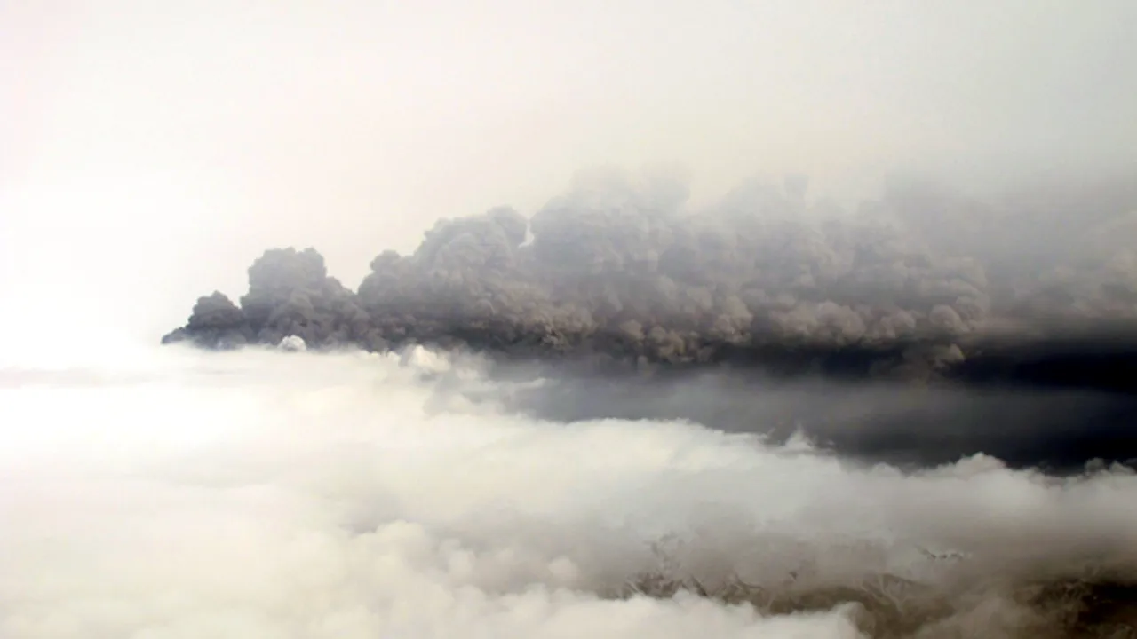 ANM: Norul de cenuşă produs de erupţia vulcanică nu va afecta direct România, dar se va apropia