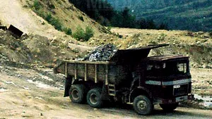 Un camion plin cu piatră s-a prăbuşit într-o râpă cu tot cu podul pe care îl traversa