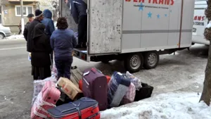 Românii din străinătate stau la cozi interminabile ca să-şi ridice coletele cu carne, ceapă, fasole şi murături