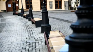 FOTO Bănci inteligente pentru turişti şi localnici, în centrul unui oraş din România. De ce sunt în stare băncile smart?