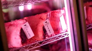 Halcă de carne rezervată pe numele tău. Cât îi costă pe bogaţii României friptura de lux