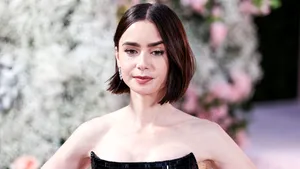 Lily Collins o va interpreta pe Audrey Hepburn într-un film despre pelicula Breakfast at Tiffany’s