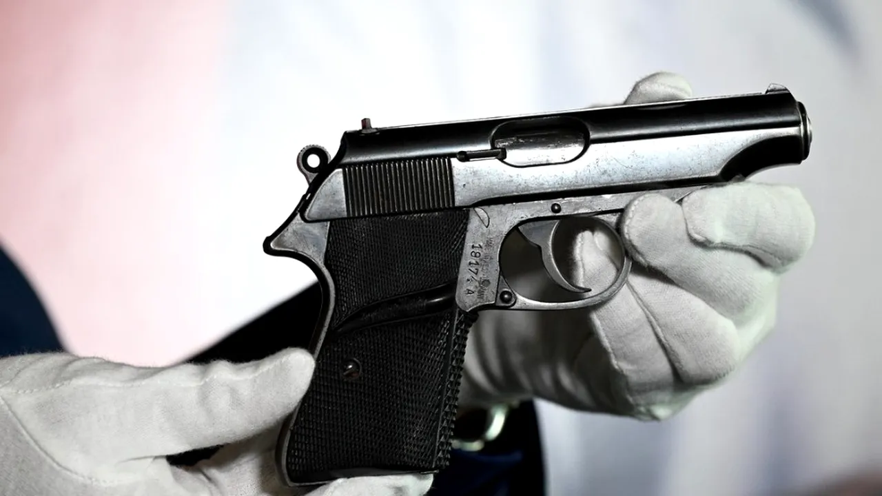 Pistolul din filmul James Bond „Dr. No” a fost vândut. Preţul a crescut cu aproape 100.000 de dolari, după moartea actorului Sean Connery 