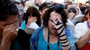 Rugăciune istorică la Zidul Plângerii: Femei evreice s-au putut ruga, pentru prima dată, precum bărbaţii