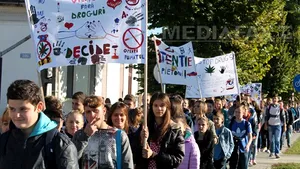 Toţi elevii din oraşul Pecica au lipsit vineri de la şcoală pentru a participa la un marş pe DN7 - FOTO
