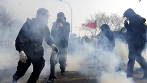 Confruntări violente în cursul manifestaţiei împotriva NATO (Video)