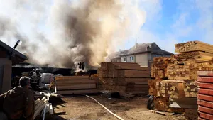 VIDEO - Incendiu puternic lângă Bucureşti, la o hală de materiale de construcţii