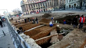 Structuri de zid şi conducte de apă din secolele XVIII-XIX, descoperite în Piaţa Universităţii