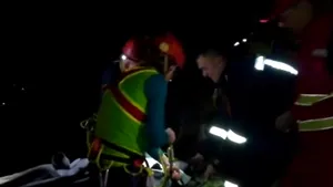 Operaţiune de salvare la Arad, unde un turist a căzut de pe zidurile cetăţii Şoimoş, rămânând captiv la înălţime | VIDEO