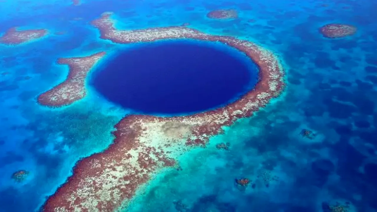 Descoperirea alarmantă făcută de exploratori pe fundul Marii Găuri Albastre din Belize, una dintre minunile naturale ale planetei
