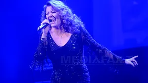 Sandra a căzut în timpul unui concert la Suceava, după ce s-a împiedicat de o aerotermă de pe scenă