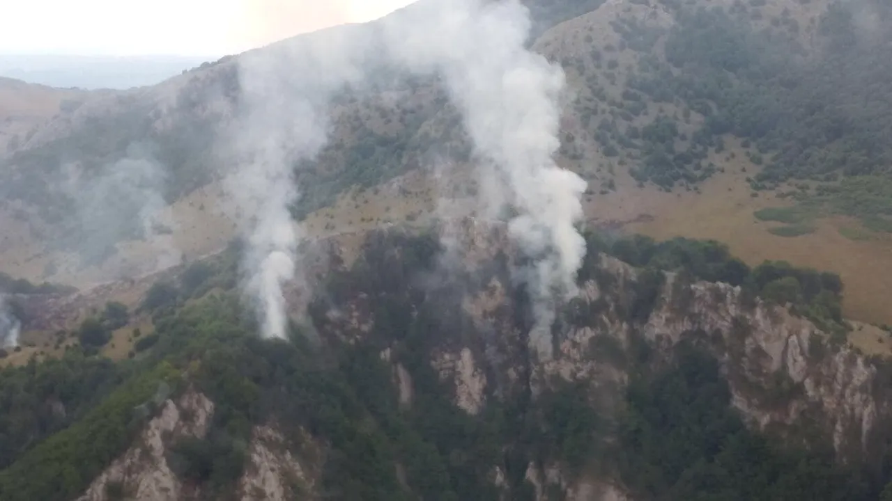 FOTO | Incendiul din Parcul Domogled, în a treia zi consecutiv: Intervenţia pompierii din Mehedinţi îngreunată de caniculă