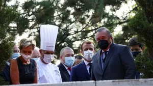 VIDEO. Emmanuel Macron a fost atacat cu un ou de un protestatar