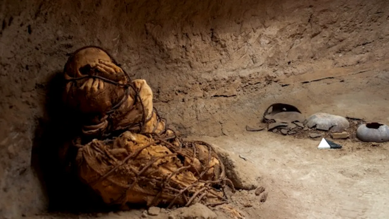 Descoperire în Peru: O mumie, estimată a avea între 800 şi 1.200 de ani, a fost dezgropată de arheologi în apropriere de Lima