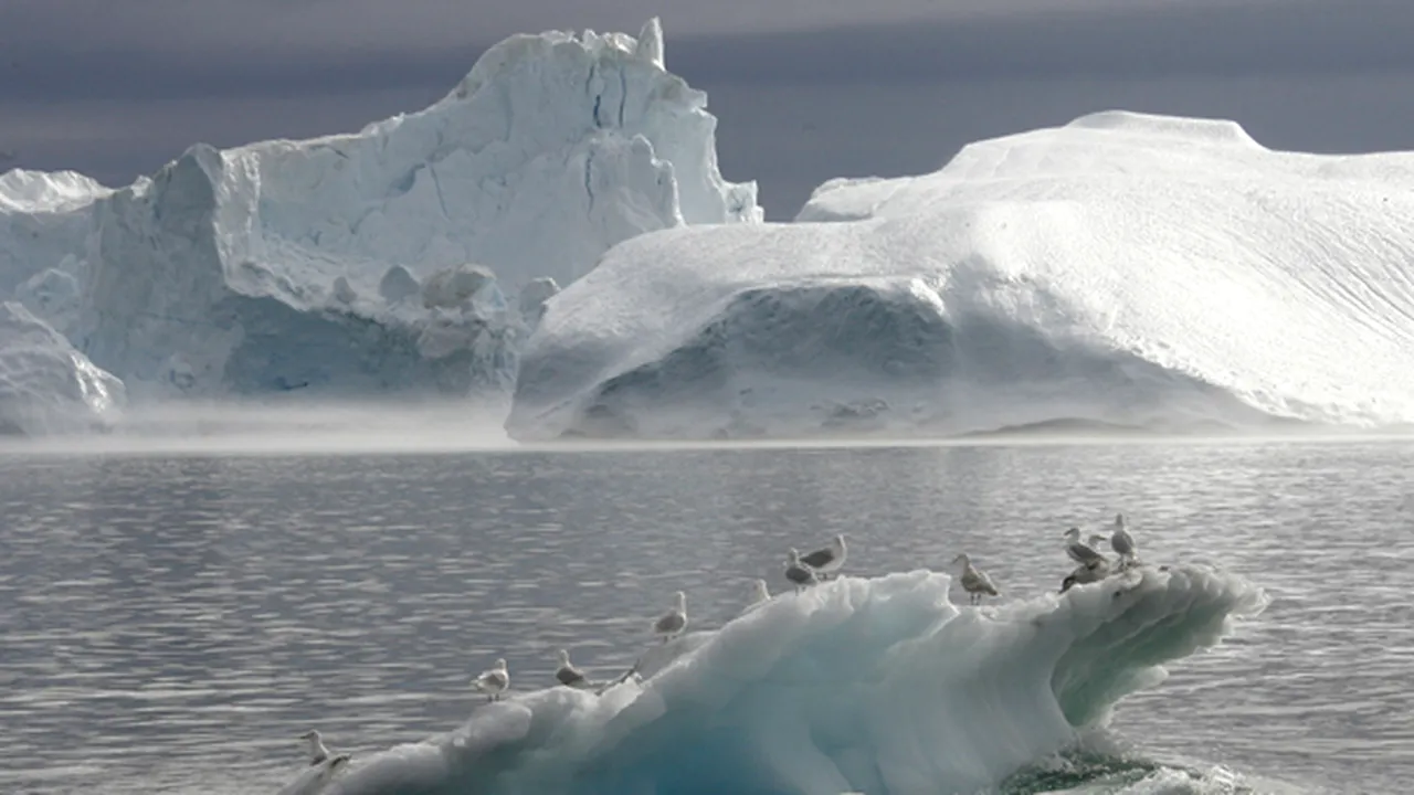 Calota glaciară a Groenlandei, erodată de curenţii marini
