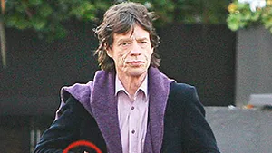 Mick Jagger, surprins purtând o brăţară Cabala