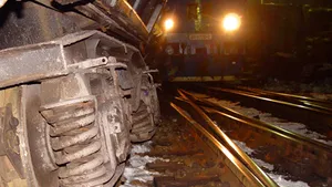 Mecanicul locomotivei unui accelerat Arad-Bucureşti, rănit după ce trenul a lovit un tir