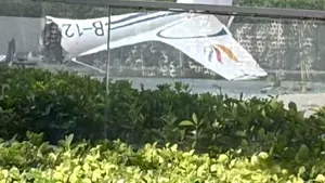 Un avion a intrat în cel mai înalt zgârie-nori din Beijing. Resturile au căzut pe trotuar