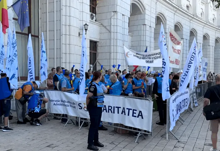 Angajații din administrația fiscală și financiară protestează în fața Ministerului Finanțelor