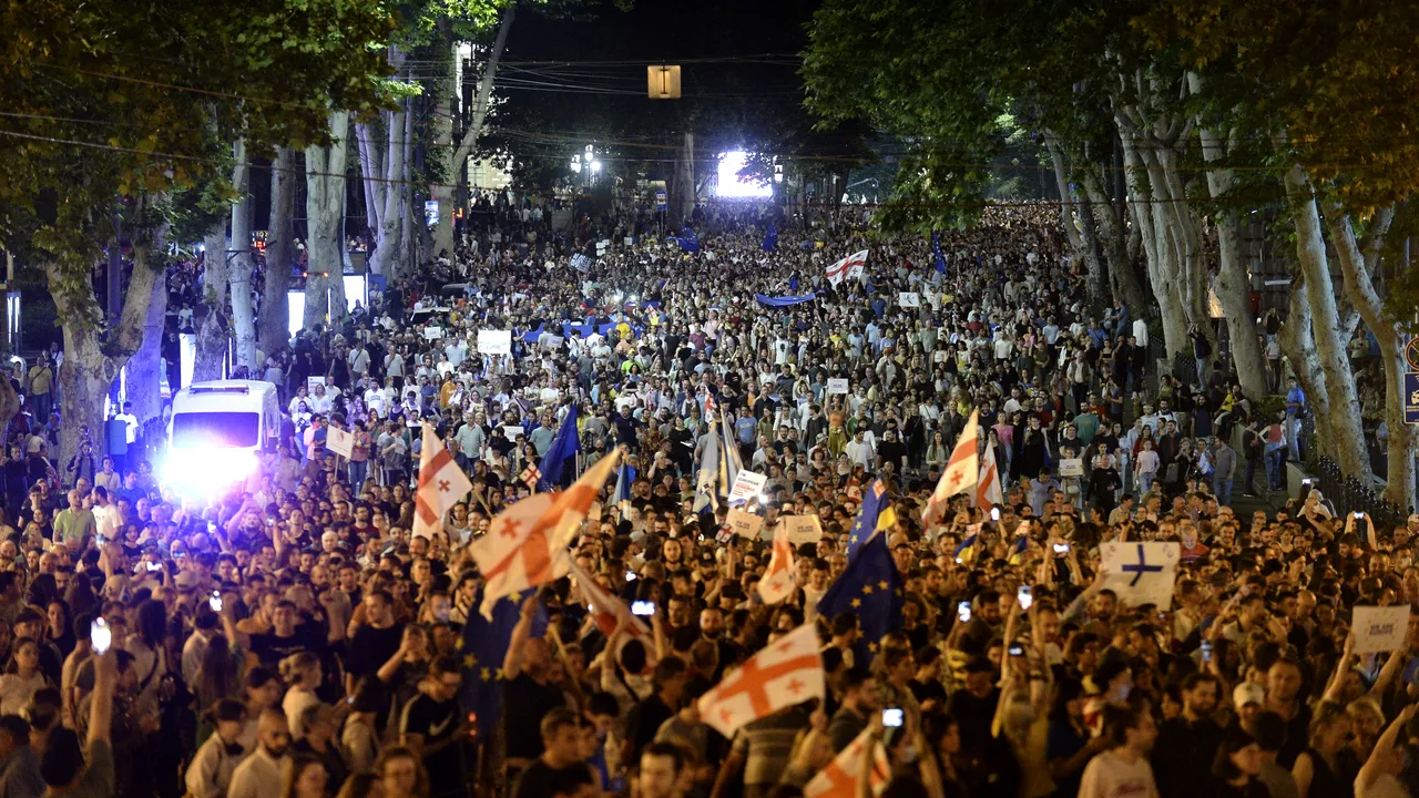 Georgia fuge cât poate de Rusia: demonstraţie masivă pro-europeană la Tbilisi