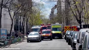 Atac la Paris. Cel puţin un mort în urma unui incident armat produs în faţa unui spital. Martor: ”Au fost şase împuscături în total”