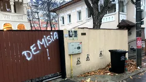 Mesajele apărute pe ziduri în Iaşi: ”Demisia, Tudorel Toader”. Unul dintre băieţii lui a depus plângere. VIDEO