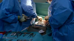 Un chirurg este acuzat de zeci de pacienți că a greșit operații pe creier și coloana vertebrală: un măcelar, a eliminat părți greșite ale corpului