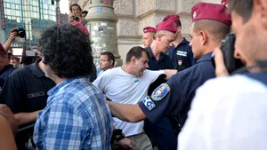 Bloomberg: Numeroşi români de etnie romă cer azil în SUA, argumentând că sunt persecutaţi în Europa