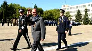 Băsescu le-a urat absolvenţilor Academiei de Poliţie succes, noroc şi sănătate