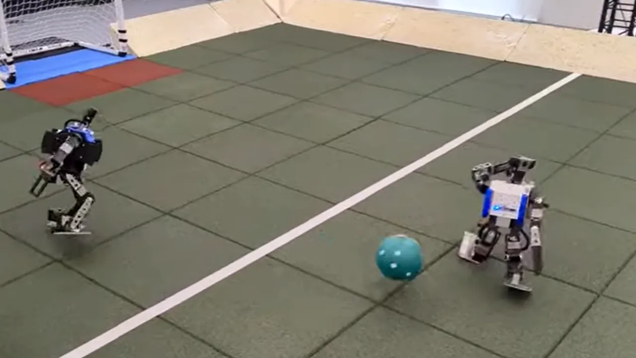 VIDEO inedit. Roboţii cu inteligenţă artificială joacă fotbal