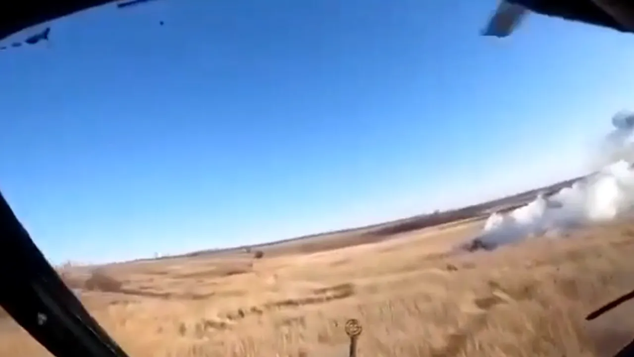 Rachetele ruşilor au doborât un elicopter ucrainean aflat în recunoaştere: momentul impactului cu solul