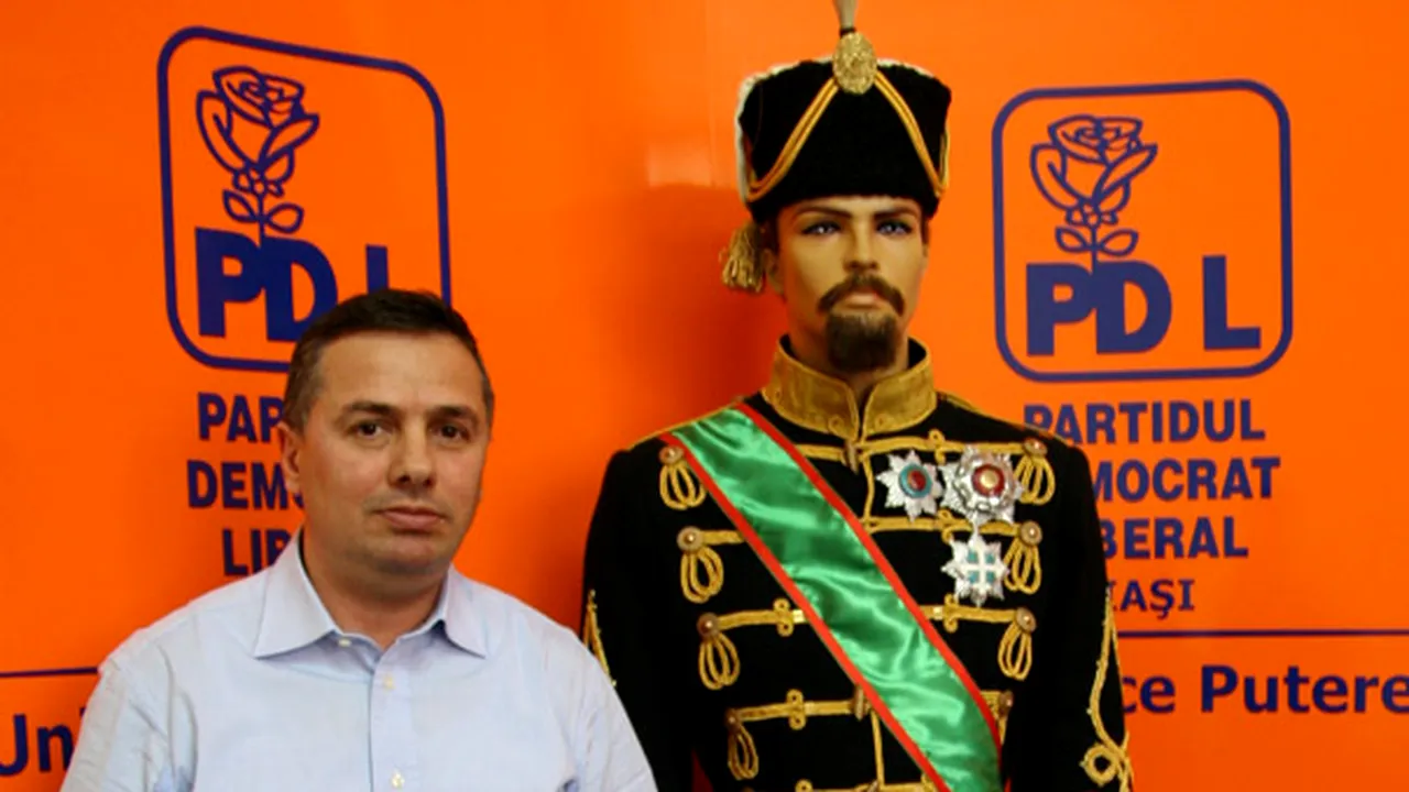 O copie a uniformei lui Alexandru Ioan Cuza, expusă de marţi la Muzeul Unirii din Iaşi - FOTO